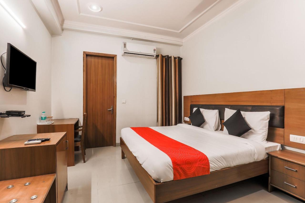 Collection O 426 Red Carpet Hotels Noida Exterior photo